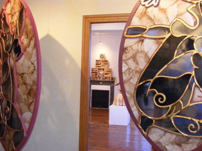 Derrire 2 "grandes mandorles" de Ren Vidal, le "Pic des Vidals" expos en aot 2010  l'Abbadiale