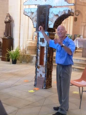 Ren Vidal devant sa sculpture "Aneto, Arte des Salenques"