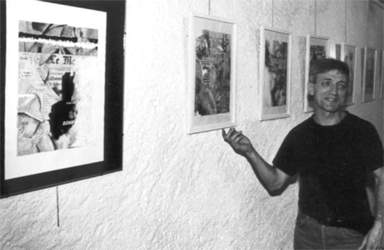 Ren Vidal devant les collages de la srie "Unes de Presse"