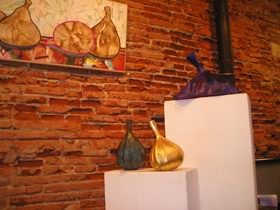 Figues (pltre patin, bronze & pltre dor  la feuille) devant des "xnia" (collages) - octobre 2005