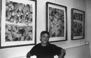 Ren Vidal devant les Filtres  caf lors de l'exposition de Pau en  1992