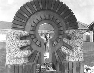 Le sculpteur Ren Vidal termine une sculpture "solaire" dans la cour de l'tablissement (collge de Serres Castet)
