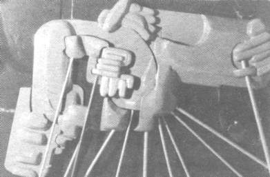 Sculptures, les Batailles. Bien plus que bas-reliefs. A cause de la mme ncessit de construction : composition clate en dizaines de pices, assure de serrures, de barres, de chevilles, maintenue par ses rythmes chromatiques.