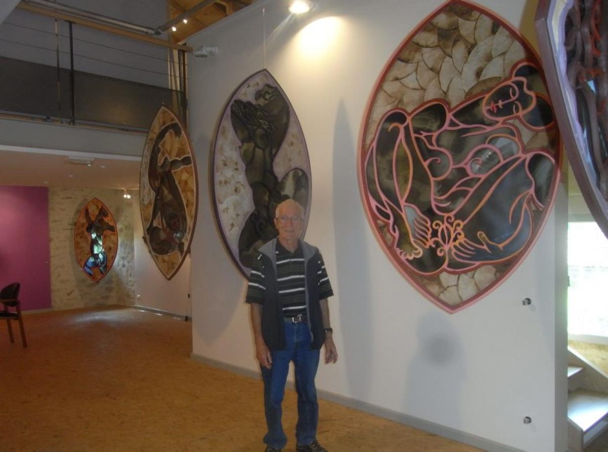 Le sculpteur lotois, Ren Vidal avec ses  mandorles  qui avec ses  tondi  et ses collages forment une belle exposition.