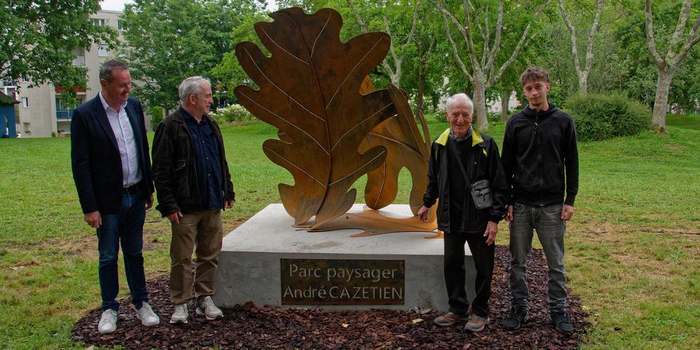Ren Vidal ( droite)  ct dAlexis, le petit-fils dAndr Cazetien, a cr  Deux feuilles de chne  pour le parc.  Crdit photo : D. G.