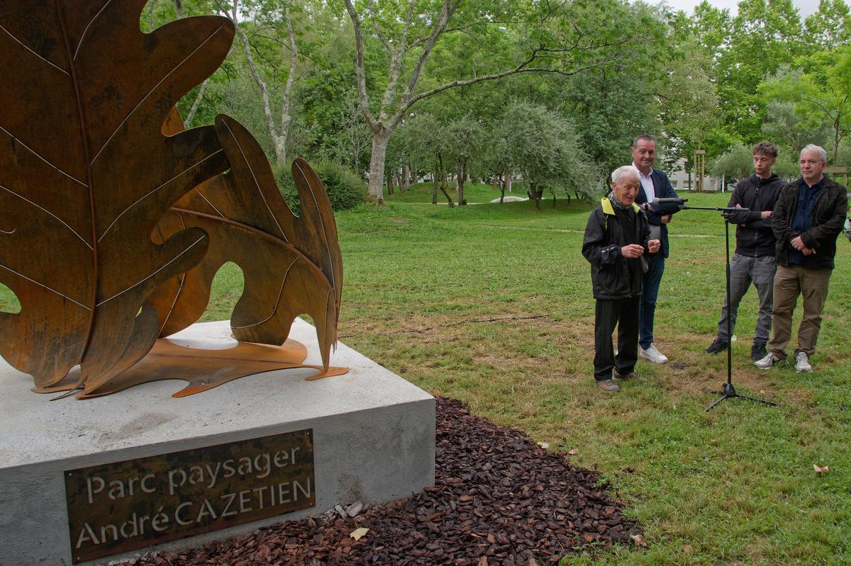 Le sculpteur Ren Vidal a racont comment il a cr cette uvre qui sajoute aux deux autres installes dans le parc. D.G.