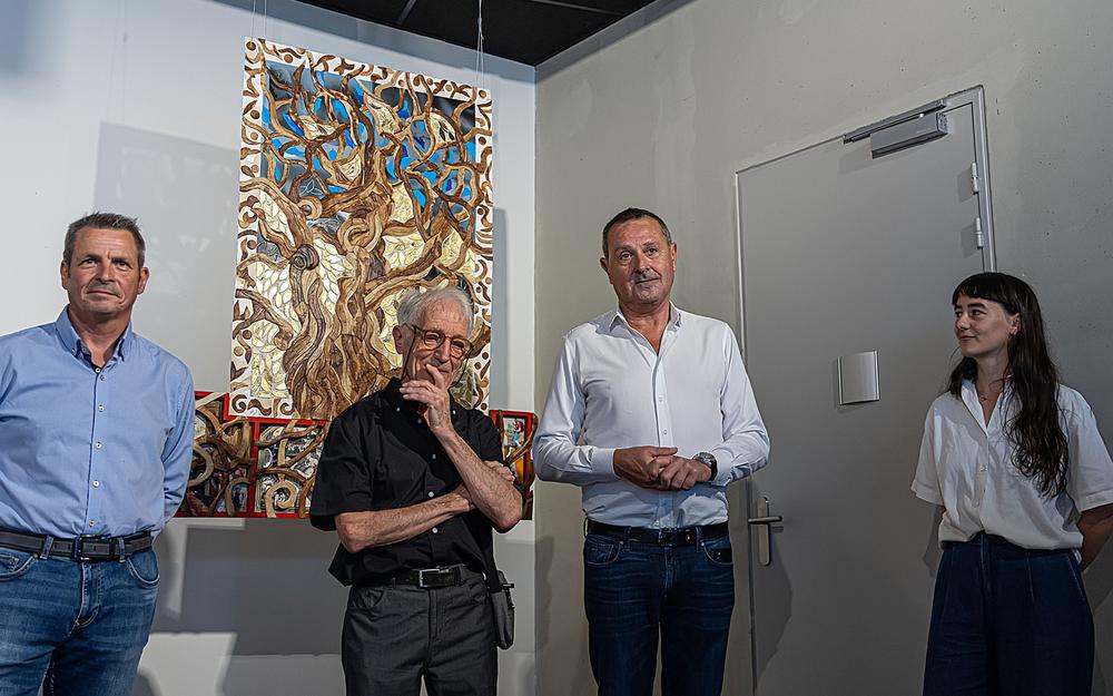 De gauche  droite : Olivier Mounolou (adjoint  la culture), Ren Vidal, Patrice Laurent (maire) et Camille Thereau (animatrice de la galerie dart contemporain de Mourenx). Claude Jouanserre