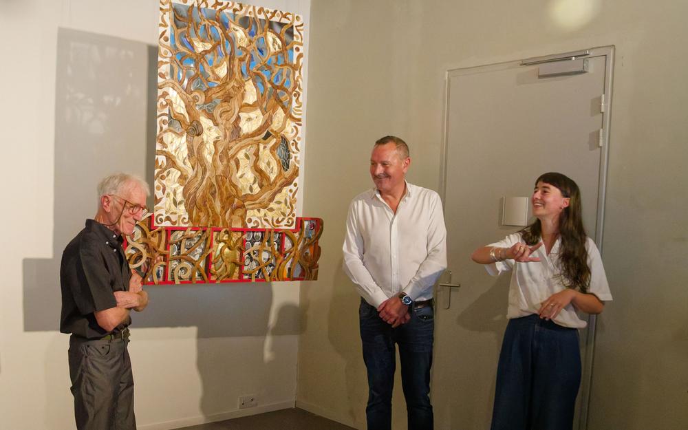 Ren Vidal ( gauche) devant luvre quil a cre en mmoire de son pouse Marie-Paule avec qui il a partag sa vie.  Crdit photo : D. G.