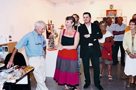 Ren Vidal ( gauche) au ct de M.-D. Charbonnier, directrice de la bibliothque, et Olivier Monoulou, adjoint  la culture. ph. d. g.