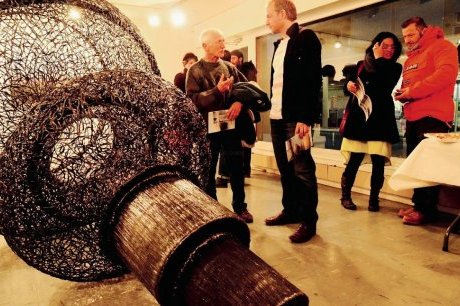 Axel Rogier-Waeselynck ( droite) et Ren Vidal, le sculpteur mourenxois, change sur leur art respectif. (Photo Dominique Guirauton)